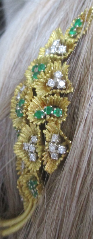 xxM1360M 18k gold emerald and diamond brooch hair decorationTakst-valuation N kr 42000